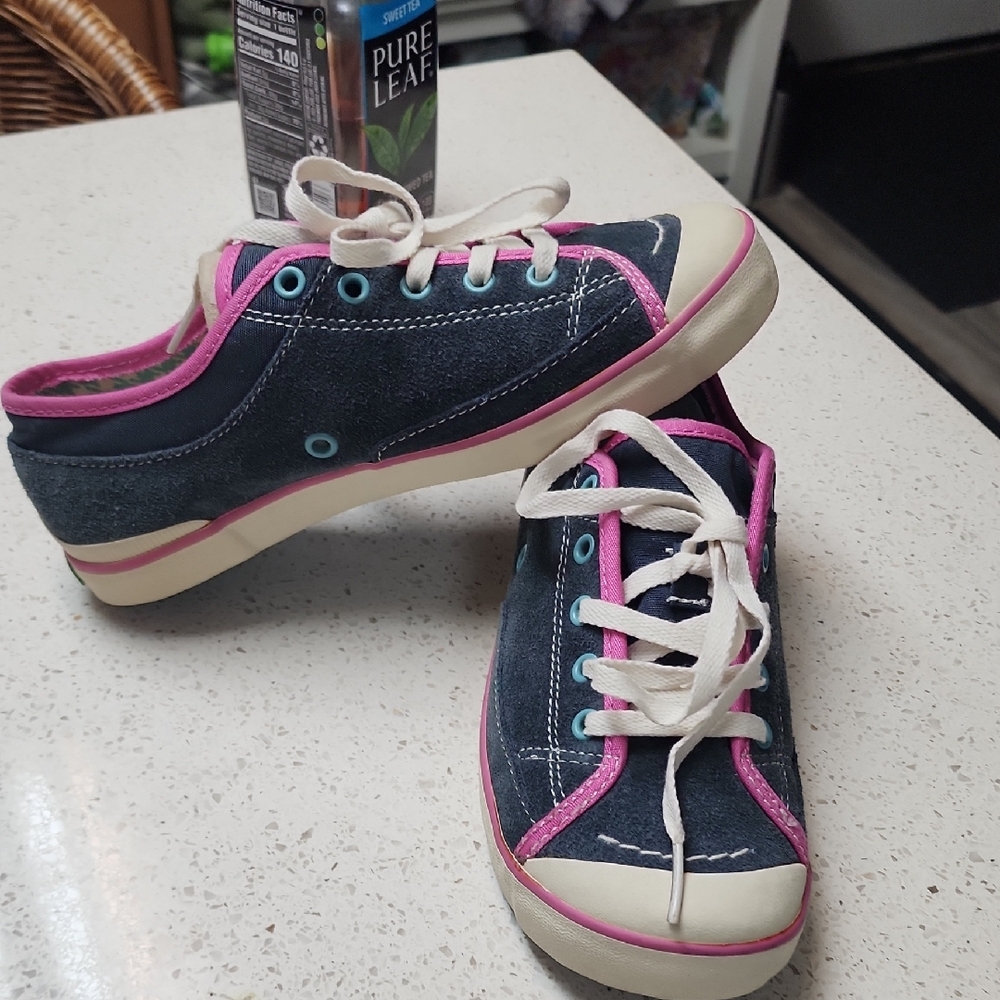 Simple Kids Sneakers in Navy and Pink